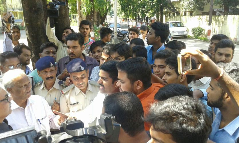 jabalpur news in hindi,fir against vice chancellor कुलपति सहित 13 लोगों पर मामला,सस्पेंड करने की मांग