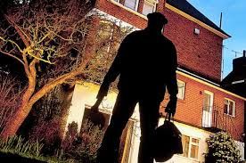 theft in house आंगन में उतरे, 6 कमरों की सिटकनी बाहर से की बंद और ले उड़े 2 लाख