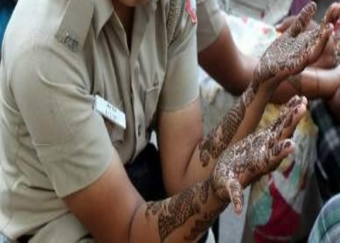 up woman police खाकी में करवा चौथ: हाथों में मेहंदी भले ही लगी लेकिन ड्यूटी पहला धर्म