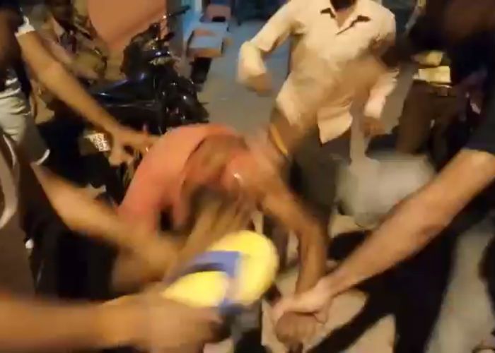 chain snatchers, beaten फैसला ऑन द स्पॉट, भीड़ ने चेन स्नैचर्स को जमकर धुना, देखें वीडियो