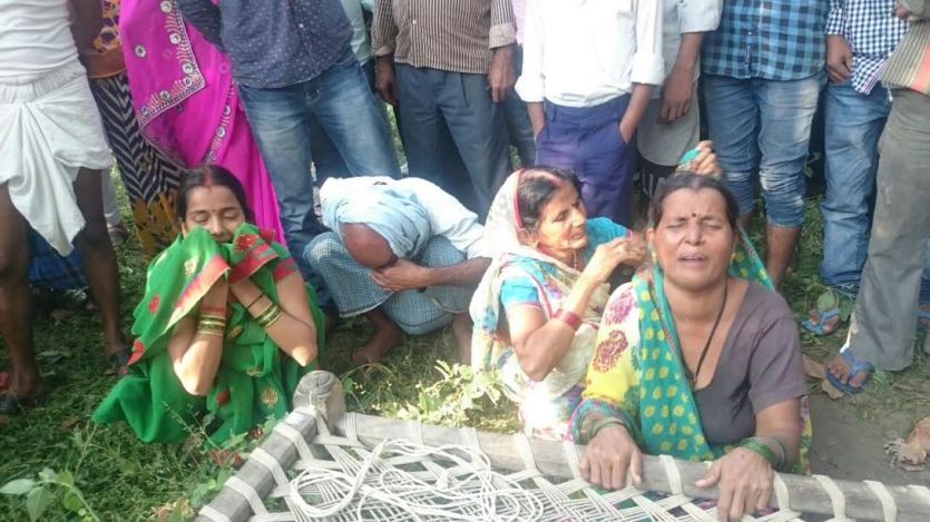 death case पेड़ से लटकता मिला युवक का शव, हत्या की आशंका