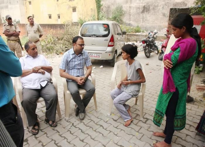 zuhair bin saghir एक बार फिर डीएम ने पेश की नजीर, मृतक महिला कर्मी के बेटियों की ली जिम्मेदारी
