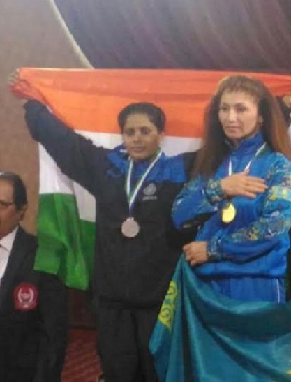 nidhi singh patel मिर्जापुर की आयरन गर्ल निधि ने उज्बेकिस्तान में जीता रजत पदक