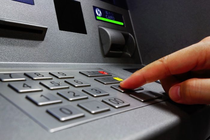 atm fraud नोटबंदीः बैंक अधिकारी बन खाते से उड़ाए 60 हजार