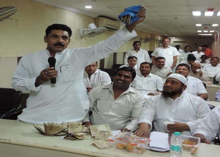 ghaziabad SP Leader सपा के पार्षद ने सबके सामने लहराई नोटों की गड्डी