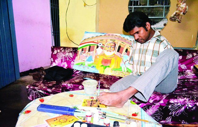 In millions, divyanga Gukrn PM painting created by करोड़ों में एक, दिव्यांग गौकरण ने पैर से बनाई पीएम की पेंटिंग, उन तक पहुंचाए कैसे