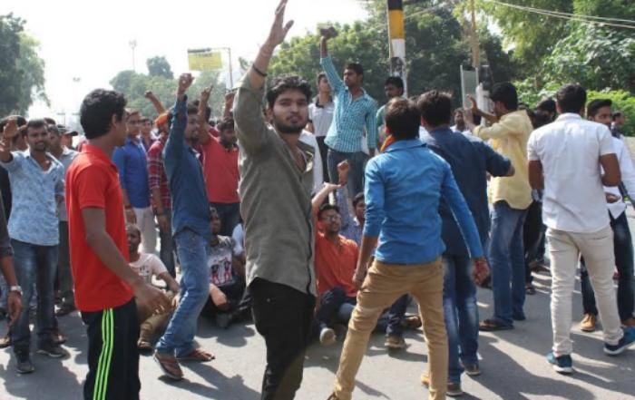 Lathicharge On Students In Lucknow University - लखनऊ ...