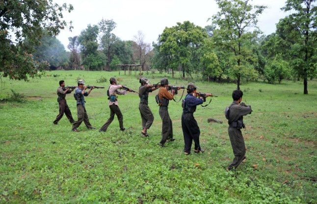 Naxalites पुलिस और नक्सलियों के बीच मुठभेड़, चार कोबरा जवान घायल