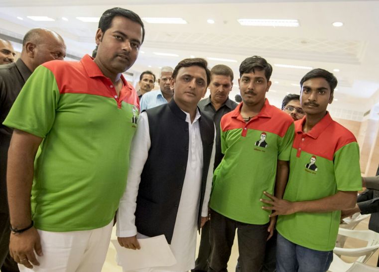 akhilesh met akhilesh sena Breaking अखिलेश सेना का साथ पाकर अखिलेश की आँखों से छलके आंसू