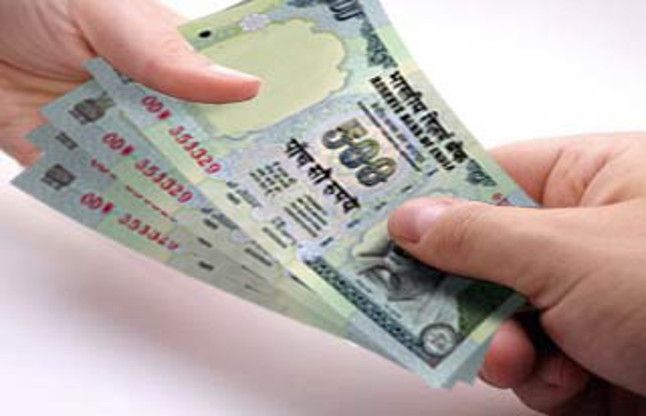 Delays in salary: get a dull Diwali staff बिल्डर ने पुराने नोट में दी सैलरी, फिर नौकरी से निकाला