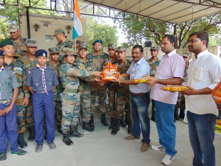 ganga ghat light for army काशी में सैनिकों संग मनाई दिवाली, शहीदों की याद में जलाए दीप