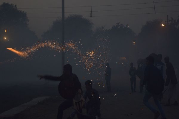 after diwali festival amazing tradition hingot war जज भी देखने पहुंचे 'हिंगोट युद्ध' फिर आसमान से बरसी आग ...