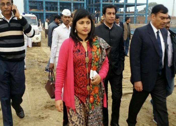 DM chandrakala डीएम बी चंद्रकला ने बैंक-बीमा कंपनियों को दी चेतावनी, परेशान किया तो मिलेगी सजा