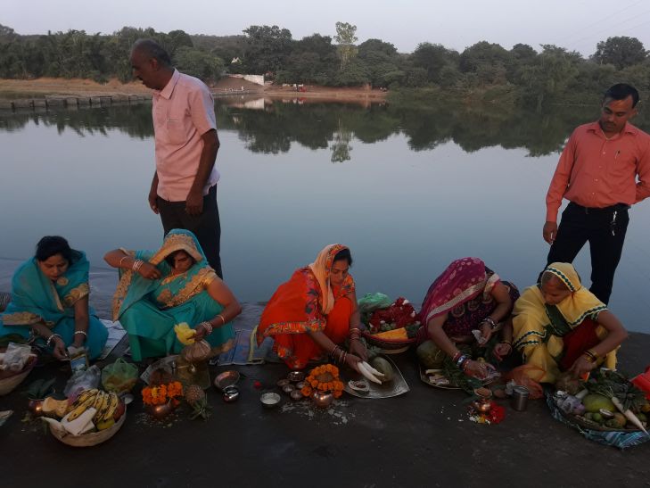 rajgarh डूबते सूर्य की उपासना कर मांगी परिवार की सुख-समृद्धि
