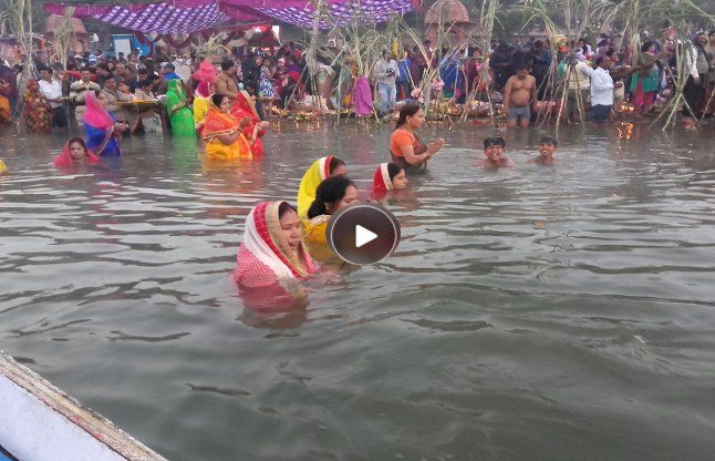 chhath छठ पर्वः सूर्य को अर्घ्य देने नर्मदा तटों पर उमड़े श्रद्धालु, देखें VIDEO