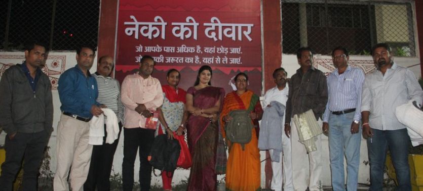 neki ki deewar in indore city to help poor patrika भंवरकुआं के बाद अब रेसकोर्स रोड पर भी बुलंद हुई 'नेकी की दीवार'
