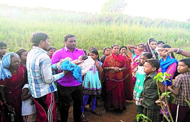 Balod : Newborn baby found in a field, she was aga मां मेरा क्या कसूर, मुझे इस हालात में क्यों छोड़ दिया?