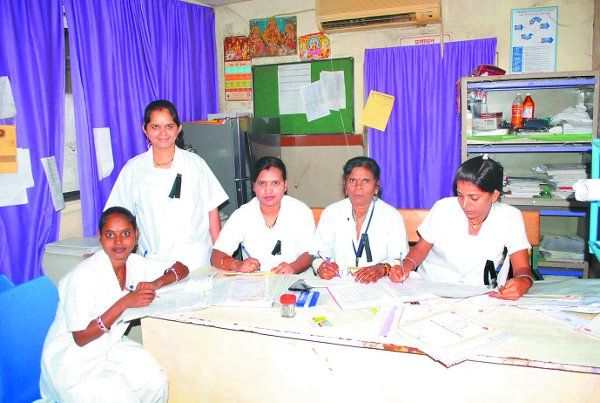 MP nurse सेकंड ग्रेड के लिए नर्सों ने काली पट्टी बांधकर किया काम, जताया विरोध