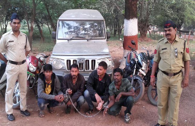 Stolen four-wheel vehicle was moving in inter-stat चोरी के चार पहिया वाहन में घूम रहा था अन्तरराज्यीय गिरोह का सरगना