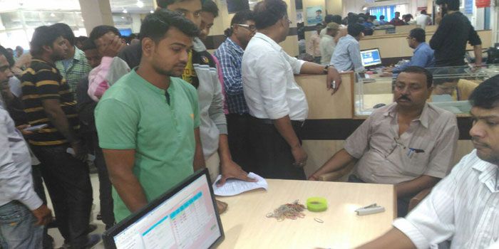 bank नोट बदलवाने के लिए दे रहे मजदूरी..., 300 से 400 रुपए मिलते हैं एक बार में