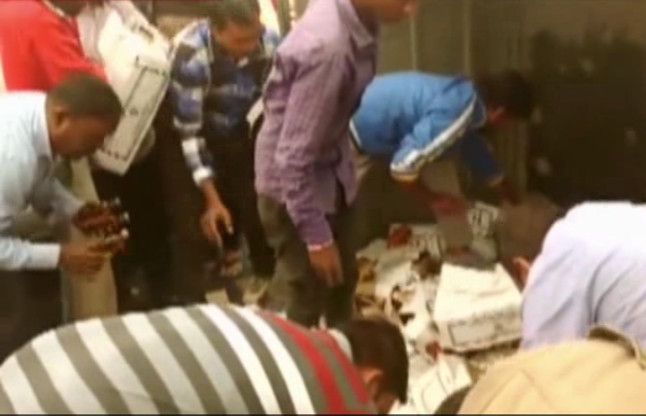 liquor loot video खुलेआम बिक रही शराब, ग्रामीणों ने दिखाया अपना आक्रोश