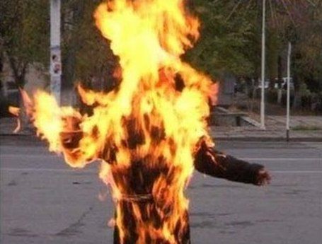 burn alive 60 साल के बुजुर्ग ने खुद को लगाई आग, सड़क पर दौड़ता देख दहल उठे लोग