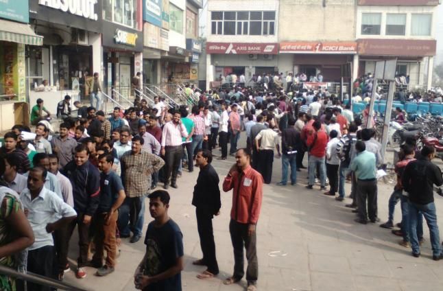 bank line घंटों लाइन में लगने के बाद बैंक में रुपए खत्म, जमकर हुआ हंगामा