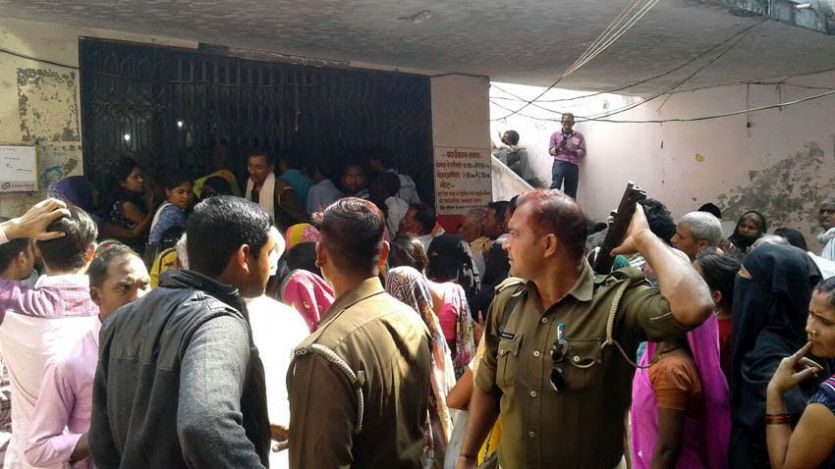 bank जौनपुर में बैंकों के सर्वर फेल, लाइन में लगे लोगों का फूटा गुस्सा