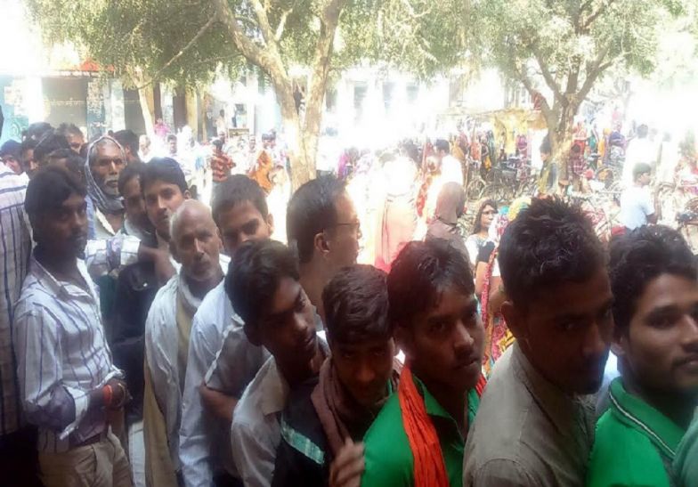 Queue for currency exchange नोट बदलने के लिये सुबह से लग रही कतारें, सूरज निकलने से पहले बैंक पहुंच रहे लोग