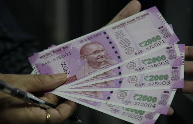 Salary बैंकों में नहीं आया कैश, वेतन के लिए कर्मचारी परेशान