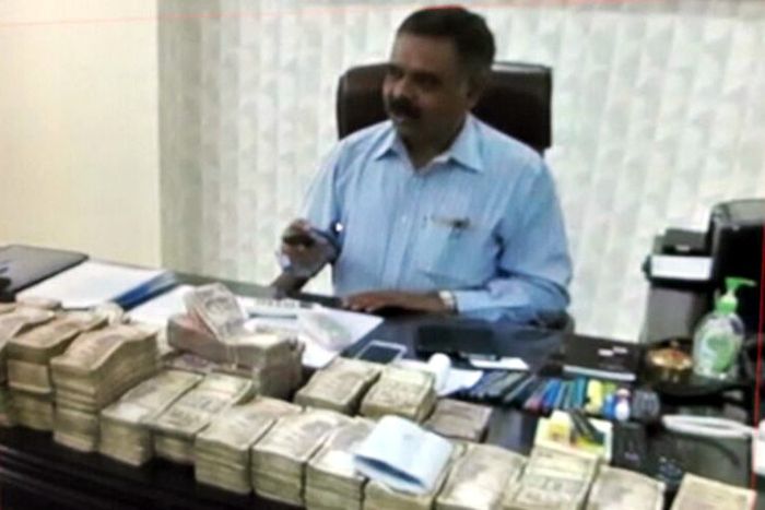 IT Raid IT Raid: ट्रांसपोर्टर के होटल में मिले 93 करोड़ की संपत्ति के दस्तावेज