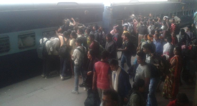 Cantt railway station नोटबंदीः बेरोजगार हुए परदेशी, खाली हाथ लौट रहे अपने घर
