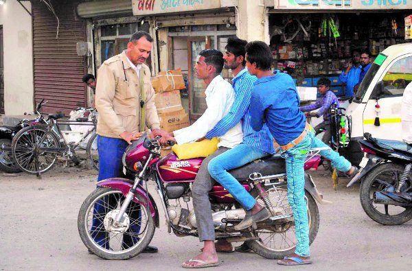 mp traffic police action 'तुम नहीं सुधरोगे, फिर तीन सवारी अब जुर्माना भुगतोÓ