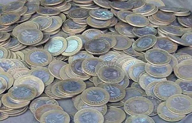 close to coins of market गवर्नर साहब, ये रेजगारी आपको ही मुबारक, हमें तो नोट दीजिए