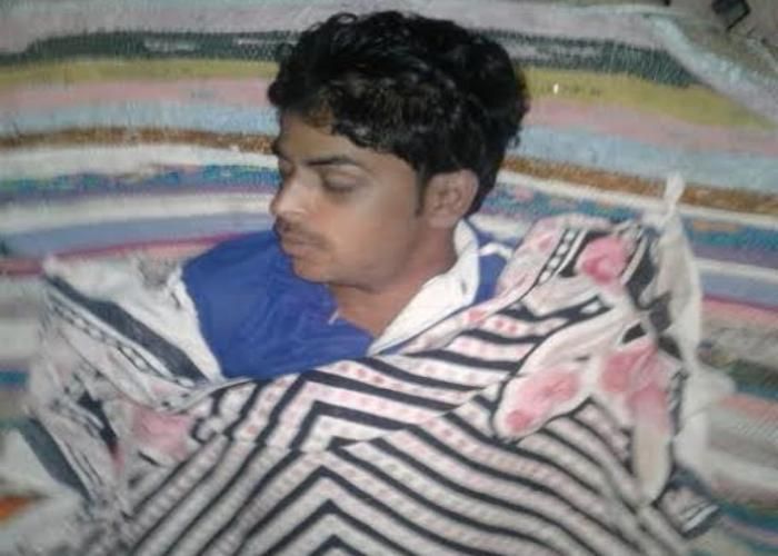 hanging नोटबंदीः 2 साल की बेटी के लिए दूध भी नहीं ला सका बाप, लगाई फांसी