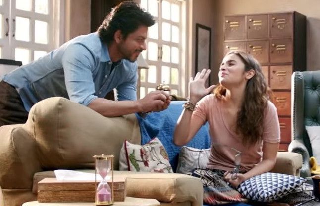 shahrukh khan Movie Review: क्या दिल को छूती है शाहरुख-आलिया की 'डियर जिंदगी', यहां जानिए