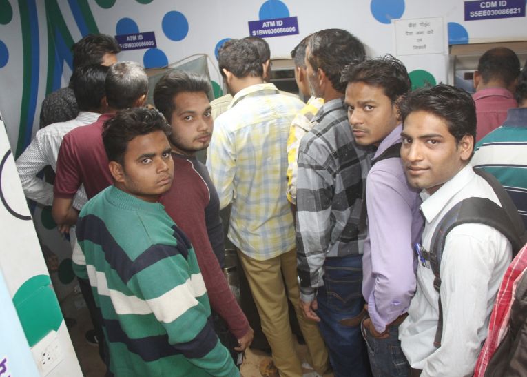 shivpuri बैंकों में पैसा खत्म, बाजार ठप