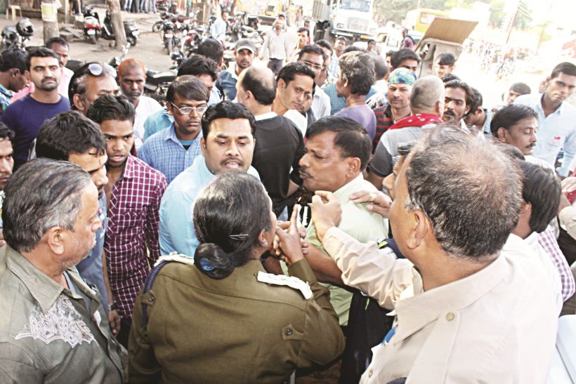 encrohment निगम कर्मियों ने दुकानदार को पीटा, डीएसपी से भिड़े पार्षद, कहा-नेता हूं तो नेतागीरी करूंगा