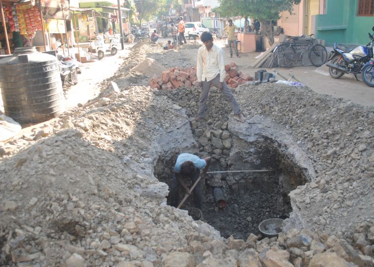 The Excavation Of One Meter Penalty Rs 500 - सीवेज लाइन डालने से बिगड़ी  सड़कों की सूरत, एक मीटर की खुदाई कंा 500 रुपए जुर्माना | Patrika News