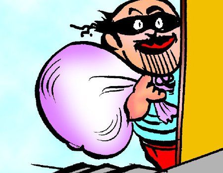 तिरपाल काटकर ट्रक से चाय के 37 कार्टून चोरी