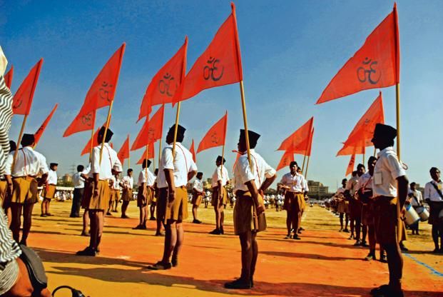 rss leader p padmakumar joins cpm आरएसएस का ये कदम चुनाव में दे सकता है सभी को झटका