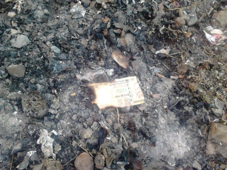 note BIG BREAKING मिर्जापुर में भारी मात्रा में जलाये गए 500 और 1000 के नोट