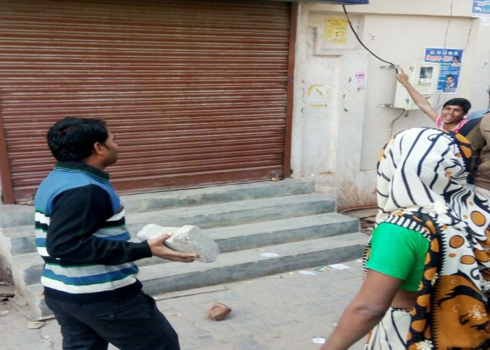Hungama in Allahabad Bank महिलाओं का हल्ला बोल, मैनेजर को बनाया बंधक, बैंक पर पथराव, देखें वीडियो