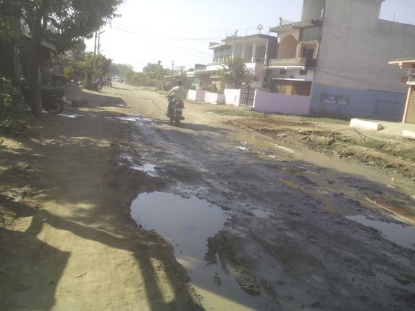 Jamada Barha Road झूठा निकला विधायक का ऐलान, गड्ढों में गुम है सड़क