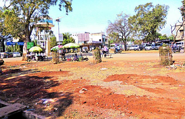 Balod : Nagar palika and district administration, नपा व जिला प्रशासन के बीच बस स्टॉप पर फिर गरमाया विवाद, नोटिस थमाया