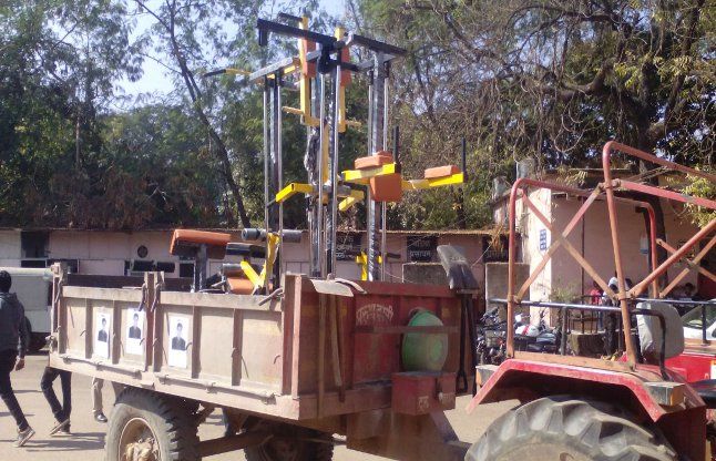 Public outrage: tractor carried filling substandar जन आक्रोश: ट्रेक्टर में भरकर लाए घटिया उपकरण, दे मारा कमिश्नर के मुंह