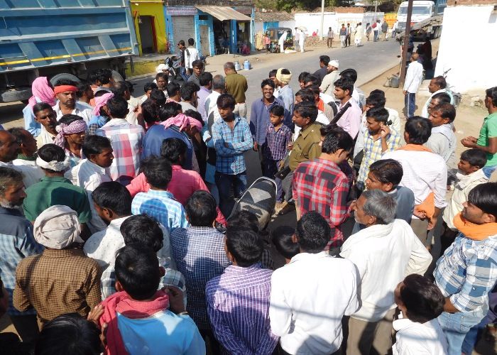 gwalior कंपनी ने काटी बिजली, सड़क पर उतरे ग्रामीणों ने दो घंटे लगाया जाम