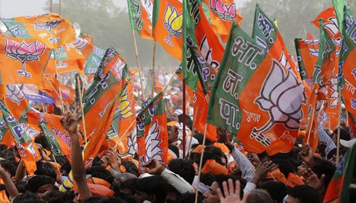 bjp leads in maharashtra municipal polls setback f 'भाजपा ने जमीन खरीदकर काले धन को किया सफेद'