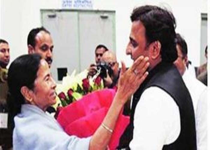 Mamta banerjee and CM Akhilesh Yadav ममता ने अखिलेश को फिर सीएम बनने का दिया आशीर्वाद, बताया जीत का मंत्र