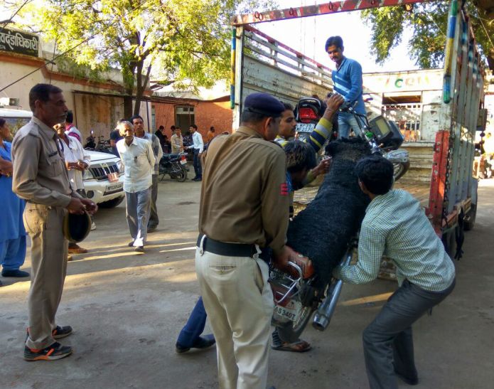 rajgarh कोर्ट में रखे वाहनों को जब्त कर भेजा थाने